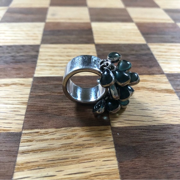 Very Funky ring .  Light green stones that move and catch the light - Picture 7 of 13